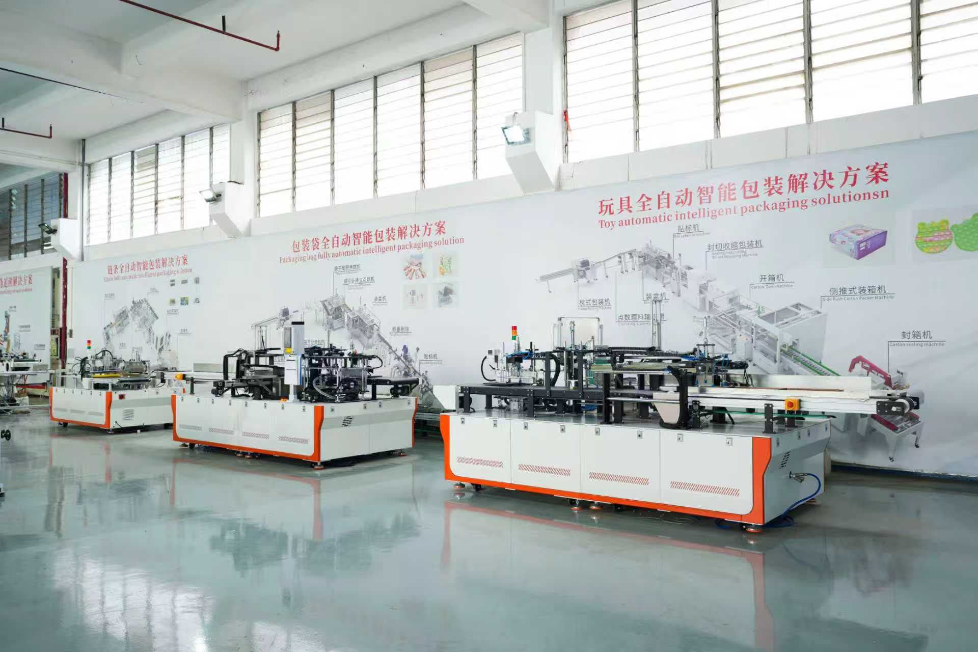 环联智能包装集团的套袋机展示在一楼大厅