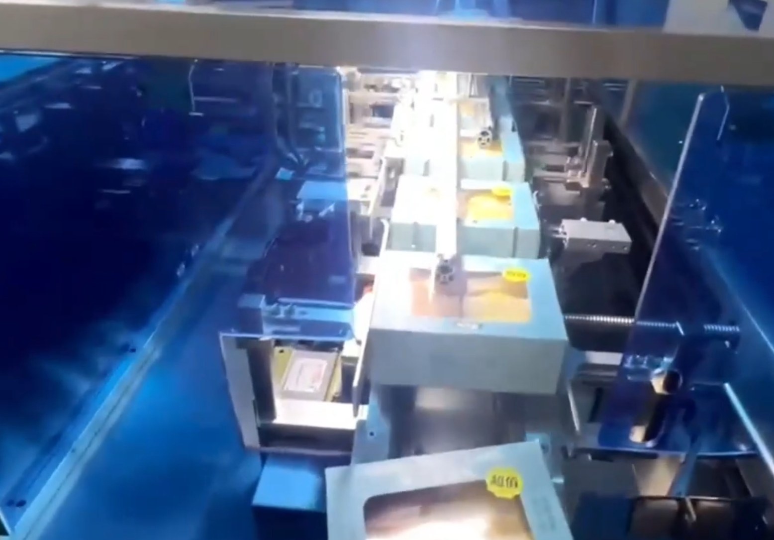 环联食品装盒机 蛋糕自动装盒 机器运行实拍