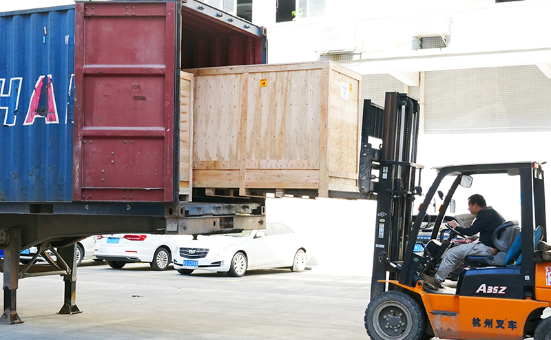 发货日常|马来西亚服装折叠机发货！